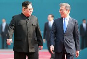 4月27日、板門店で南北首脳会談を行った北朝鮮の金正恩委員長と韓国の文在寅大統領
