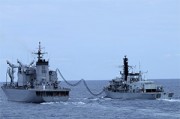 模擬洋上給油訓練を実施中の補給艦「ときわ」(左)と英フリゲート「サザーランド」(右）