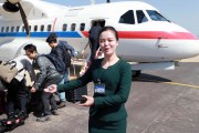 元山葛麻飛行場で、韓国記者団を案内する北朝鮮の女性スタッフ（韓国写真合同取材団）