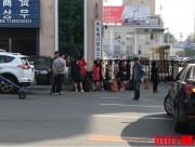 丹東税関前で待機する北朝鮮から来た女性労働者（画像：デイリーNK対中情報筋、5月24日撮影）