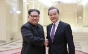 中国の王毅外相と会談した金正恩氏（2018年5月4日付朝鮮中央通信より）