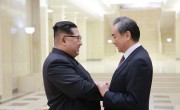 中国の王毅外相と会談した金正恩氏（2018年5月4日付朝鮮中央通信より）