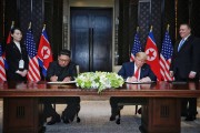 12日、首脳会談を終え共同声明に署名する金正恩氏とトランプ氏（Kevin Lim/THE STRAITS TIMES）