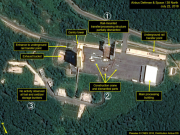 22日に撮影された北朝鮮・東倉里の「西海衛星発射場」の衛星写真。（1）部分的に解体された弾道ミサイル組み立て用建物（2）クレーンと解体された構造物（3）手つかずの燃料貯蔵施設（エアバス・ディフェンス・アンド・スペース/38ノース提供・共同）