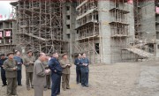 三池淵郡内の建設現場を現地指導した金正恩氏（2018年7月10日付朝鮮中央通信より）