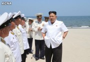 海軍指揮官らの水泳能力判定訓練を指導する金正恩氏（2014年7月2日付朝鮮中央通信）