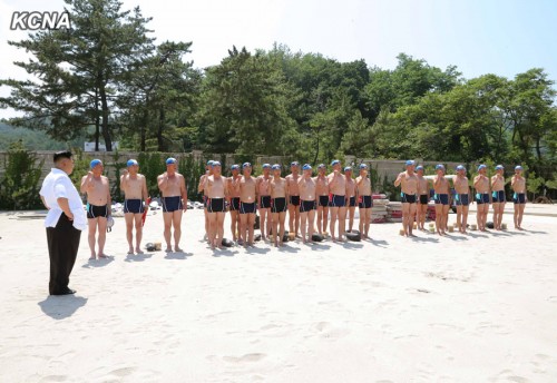 水泳能力判定訓練で、金正恩氏の前に整列した中高年の指揮官たち（2014年7月2日付朝鮮中央通信）