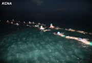 水泳能力判定訓練で遠泳を行う海軍指揮官たち（2014年7月2日付朝鮮中央通信）
