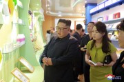 新義州化粧品工場を現地指導する金正恩氏と李雪主夫人（2018年7月1日付朝鮮中央通信）