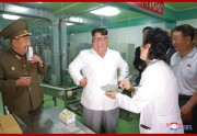 朝鮮人民軍第525号工場を視察する金正恩氏（2018年7月25日付朝鮮中央通信）