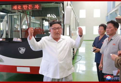 新型トロリーバスを視察する金正恩氏（2018年8月4日付朝鮮中央通信）