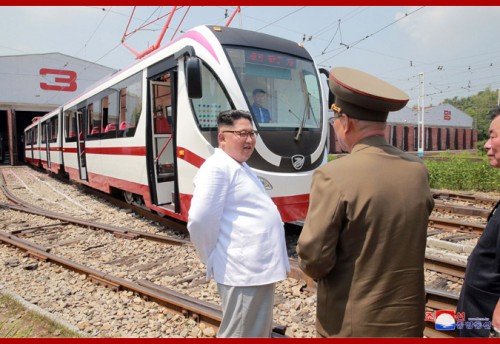 新型路面電車を視察する金正恩氏（2018年8月4日付朝鮮中央通信）