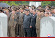 金永春元人民武力部長の国葬に参列した金正恩氏（2018年8月21日付朝鮮中央通信）