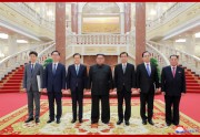 金正恩氏と韓国大統領の特使団。右端は金英哲（キム・ヨンチョル）朝鮮労働党副委員長（2018年9月6日付朝鮮中央通信）