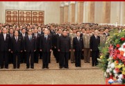 ９日、建国70周年に際して錦繍山太陽宮殿を参拝した金正恩氏と党などの幹部たち（2018年9月9日付朝鮮中央通信）