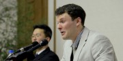北朝鮮で拘束後、記者会見させられるオットー・ワームビアさん（朝鮮中央通信）