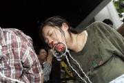 北朝鮮の人権侵害を告発するデモで、虐待される北朝鮮女性を演じた韓国の大学生（2005年8月、ソウル：デイリーNK）