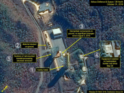 10月31日に撮影された、北朝鮮・東倉里の西海衛星発射場の衛星写真。（1）鉄塔（2）地上に置かれた資材（3）解体された資材（4）5月26日以降、燃料貯蔵施設の屋根に取り付けられた設備（5）一部が解体された建物（プレアデス（C）CNES　2018、エアバス・ディフェンス・アンド・スペース/38ノース提供・共同）