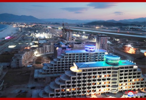 北朝鮮が東海岸に造成中の総合リゾート、元山葛麻海岸観光地区の建設現場（2018年11月1日付朝鮮中央通信）
