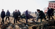 北朝鮮の農場で堆肥を運ぶ人たち（画像：わが民族同士、2015年1月12日）