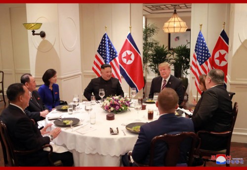 ベトナム・ハノイでの首脳会談１日目、夕食を共にした金正恩氏とトランプ氏（2019年2月28日付朝鮮中央通信）