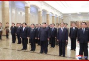 15日、錦繍山太陽宮殿を参拝した金正恩氏（2019年4月16日付朝鮮中央通信）