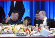 首脳会談に続いて行われた歓迎宴での金正恩氏とプーチン氏（2019年4月26日付朝鮮中央通信）