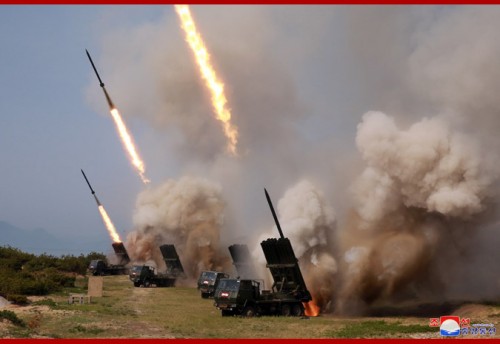 北朝鮮が4日に発射した300ミリ多連装ロケットと見られるロケット砲（2019年5月5日付朝鮮中央通信）