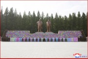 北朝鮮の金正恩党委員長は4日、朝鮮人民軍第2期第7回軍人家族芸術サークル・コンクールの入選者たちと共に記念写真を撮った（2019年6月5日付朝鮮中央通信）