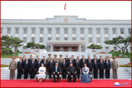 訪朝した習近平氏らと北朝鮮指導部の記念写真（2019年6月21日付朝鮮中央通信）