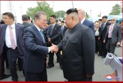 板門店の韓国側地域で対面した金正恩氏とトランプ氏、文在寅氏（2019年7月1日付朝鮮中央通信）