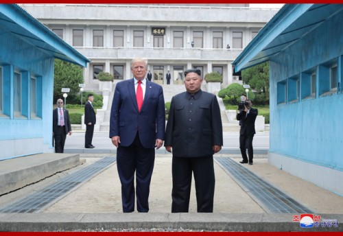 軍事境界線の北朝鮮側で記念写真を撮った金正恩氏とトランプ氏（2019年7月1日付朝鮮中央通信）