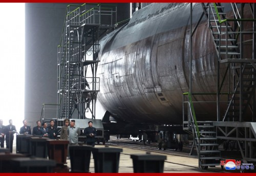 新たに建造された潜水艦を視察する金正恩氏（2019年7月23日付朝鮮中央通信）