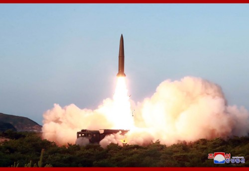 25日、北朝鮮が発射した「新型戦術誘導兵器」。5月に発射した短距離弾道ミサイルと同種と見られる（2019年7月26日付朝鮮中央通信）