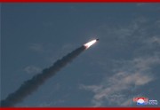 25日、北朝鮮が発射した「新型戦術誘導兵器」。5月に発射した短距離弾道ミサイルと同種と見られる（2019年7月26日付朝鮮中央通信）