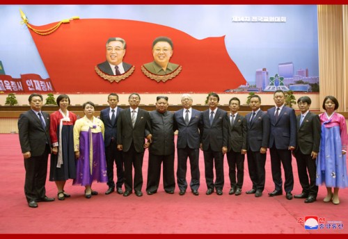 総連教育活動家代表団とともに記念写真を撮った金正恩氏（2019年9月7日付朝鮮中央通信）