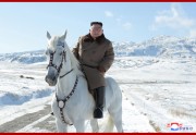 白馬にまたがり白頭山に登頂した金正恩氏（2019年10月16日付朝鮮中央通信）