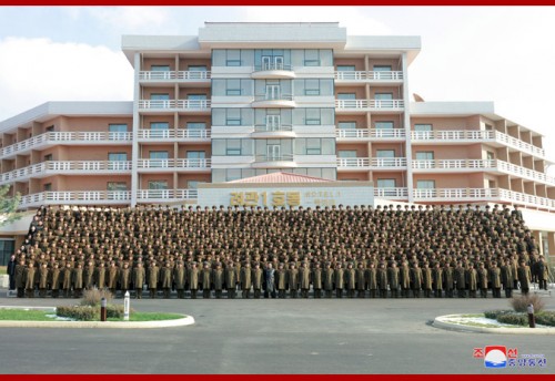 陽徳温泉文化休養地（平安南道）の建設に参加した北朝鮮軍と記念写真と撮った金正恩氏（2019年12月8日付朝鮮中央通信より）