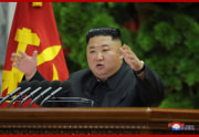 28日、朝鮮労働党中央委員会第7期第5回総会で演説する金正恩氏（2019年12月29日付朝鮮中央通信）