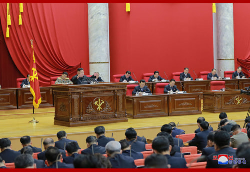 29日に始まった朝鮮労働党中央委員会第7期第5回総会で演説する金正恩氏（2019年12月29日付朝鮮中央通信）