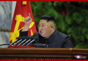28日、朝鮮労働党中央委員会第7期第5回総会で演説する金正恩氏（2019年12月29日付朝鮮中央通信）