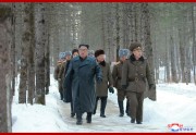 白頭山戦跡を見て回った金正恩氏（2019年12月4日付朝鮮中央通信より）