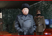 北朝鮮軍長距離砲火力打撃訓練を指導した金正恩氏（2020年3月3日付朝鮮中央通信より）
