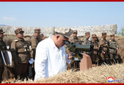 北朝鮮軍砲撃訓練を指導した金正恩氏（2020年4月10日付朝鮮中央通信より）