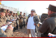 北朝鮮軍砲撃訓練を指導した金正恩氏（2020年4月10日付朝鮮中央通信より）
