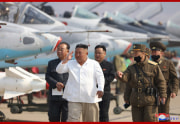 北朝鮮空軍追撃襲撃機連隊を視察した金正恩氏（2020年4月12日付朝鮮中央通信より）