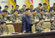 朝鮮人民軍第４回中隊長・中隊政治指導員大会に参加した金正恩氏（2013年10月24日付朝鮮中央通信）