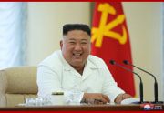 7日、朝鮮労働党中央委員会第7期第13回政治局会議に参加した金正恩氏（2020年6月8日付朝鮮中央通信）
