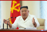 朝鮮労働党中央委員会第7期第13回政治局会議に参加した金正恩氏（2020年6月8日付朝鮮中央通信）