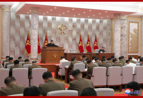 18日、党中央軍事委員会第7期第5回会議を指導する金正恩氏（2020年7月19日付朝鮮中央通信）